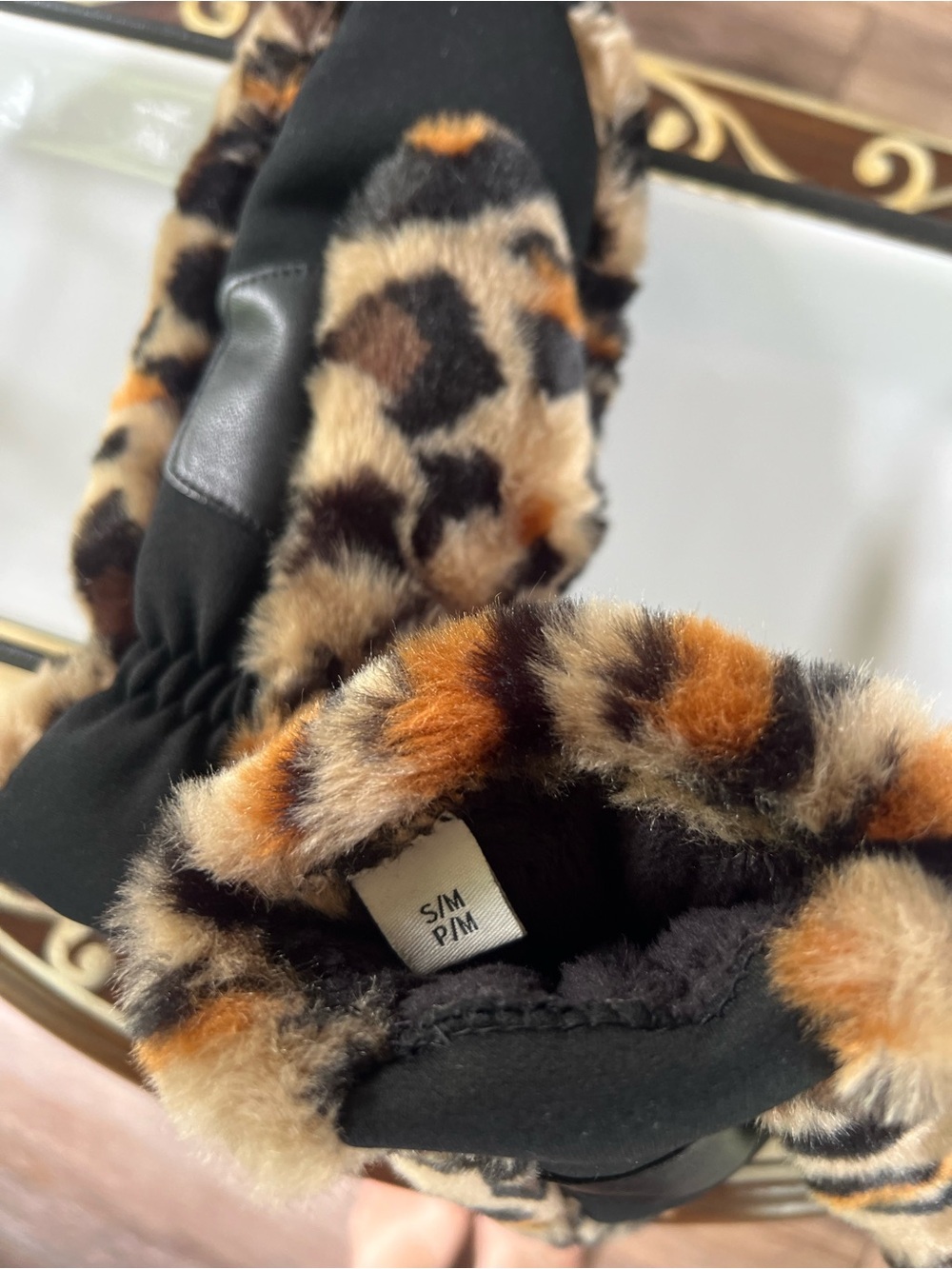 NWOT UGG Leopard Print Plush Mittens in Tan, Black & Brown - Picture 4 of 4